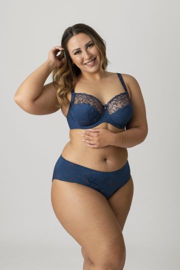 Dieser schöne Slip aus der Serie Zoe von Ulla Dessous wurde breiter gefertigt, so das er den Schnitt einer Panty hat.