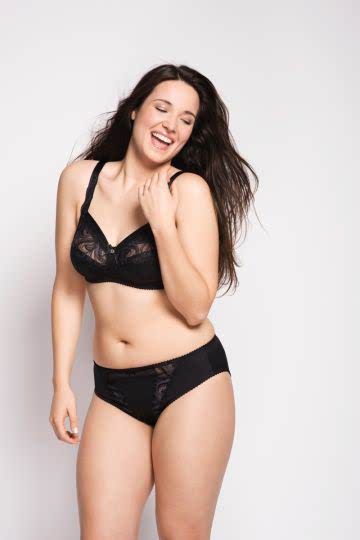 der Ulla BH ohne Bügel Carmen in der Farbe schwarz ist in den Größen 75-120 H- I Cup erhältlich